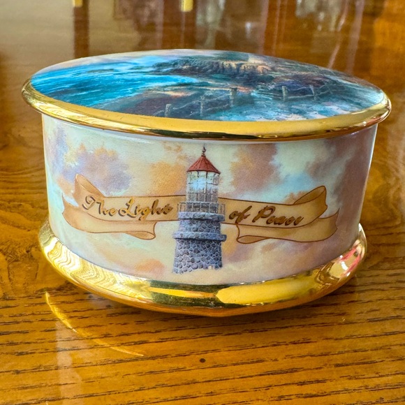 Thomas Kinkade LIGHT OF PEACE Lighthouse Music Box - Picture 3 of 6